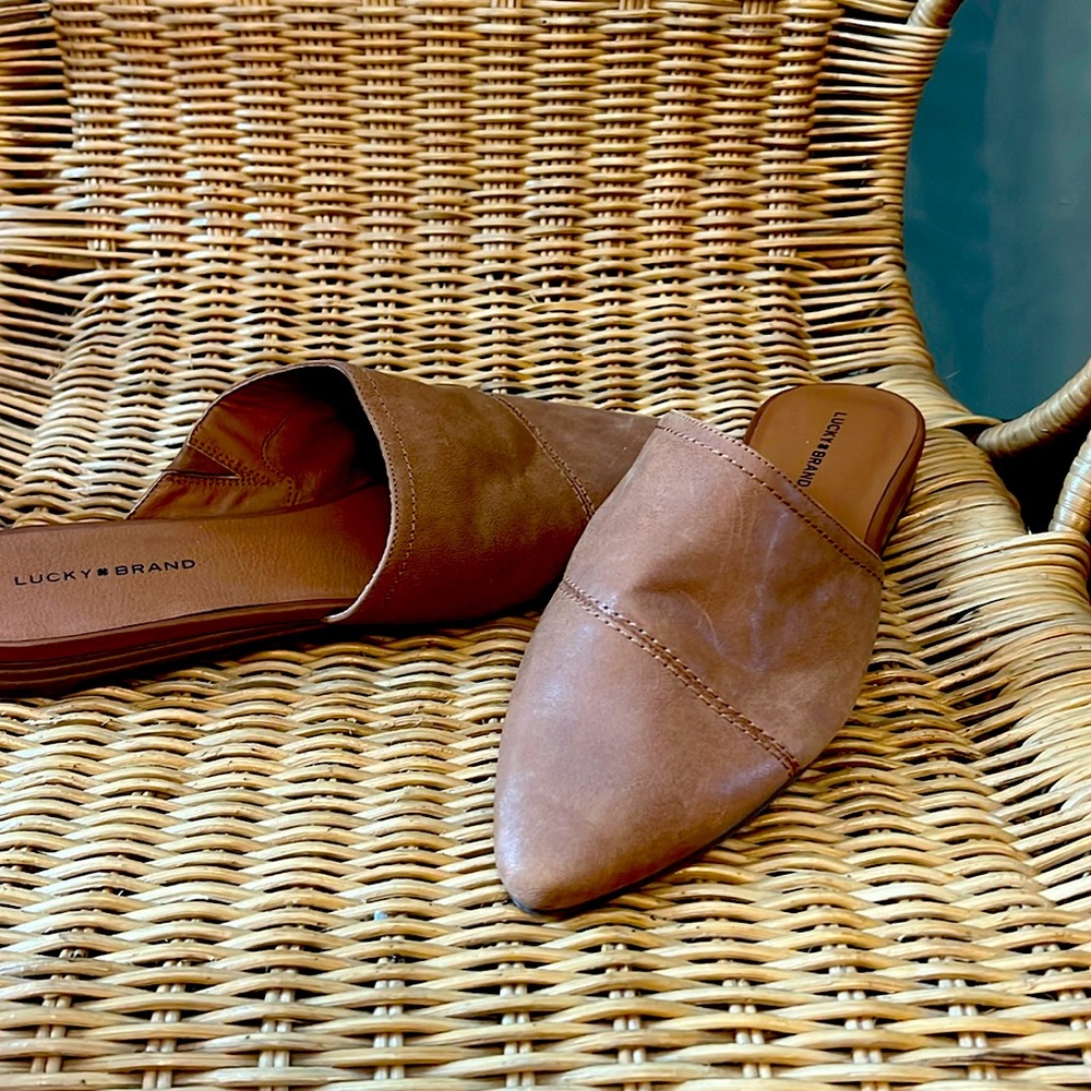 Lucky camel color, flat mule